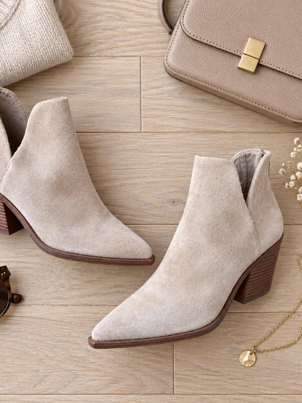 ✨Vince Camuto Beige Suede Pointed Toe V-Cut Stacked Heel Booties 10M✨